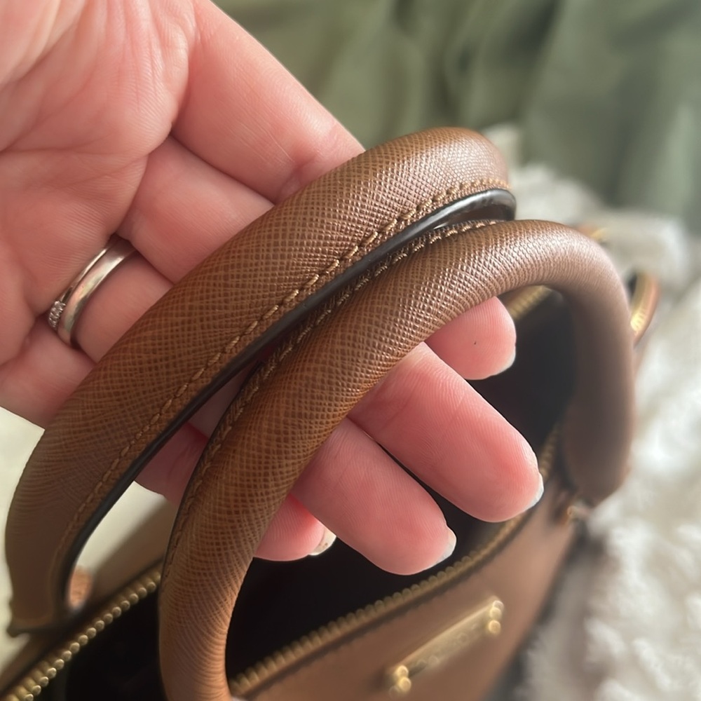 ‼️Last Chance: Donating
Michael Kors Tan Shoulder Bag - Picture 10 of 16